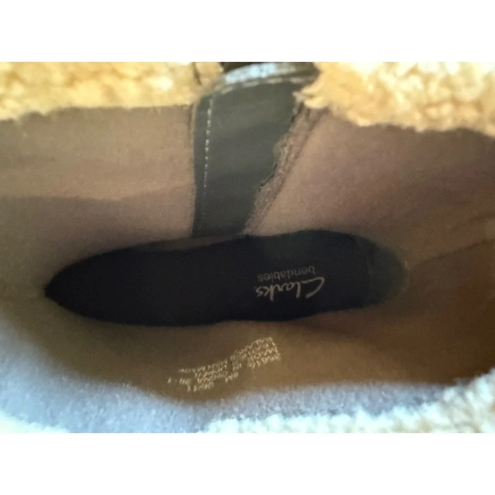 Clarks NWOT Bendables Womens 8M Gray Suede Faux Shearling Trim Ankle Boots - Picture 6 of 7